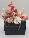 kaarsen bloemstuk zwart/roze in handtas
