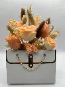Kaarsen bloemstuk wit/oranje in handtas