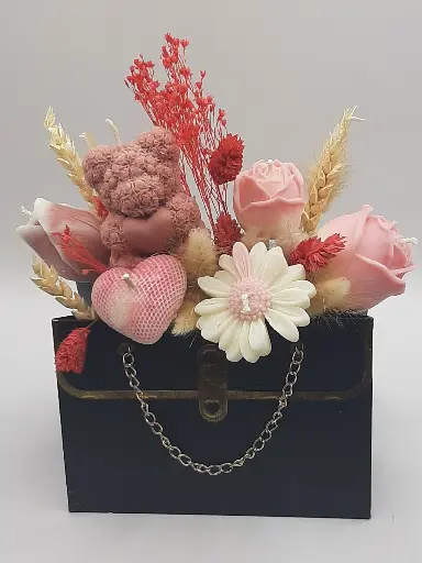 kaarsen bloemstuk zwart/roze in handtas