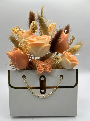 Kaarsen bloemstuk wit/oranje in handtas