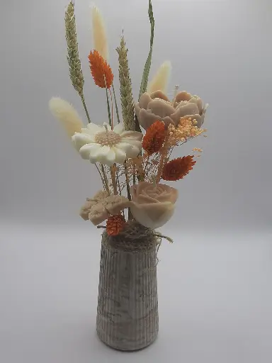 Bloemstuk met oranje/beige/witte kaarsen in vaas