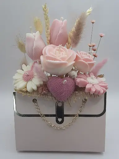 Kaarsen bloemstuk roze in handtas